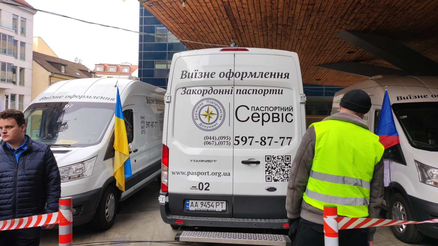 &quot;У черзі – 6 тисяч людей&quot;. З чим стикаються українці у паспортному сервісі у Празі