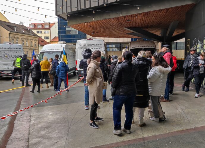 &quot;У черзі – 6 тисяч людей&quot;. З чим стикаються українці у паспортному сервісі у Празі