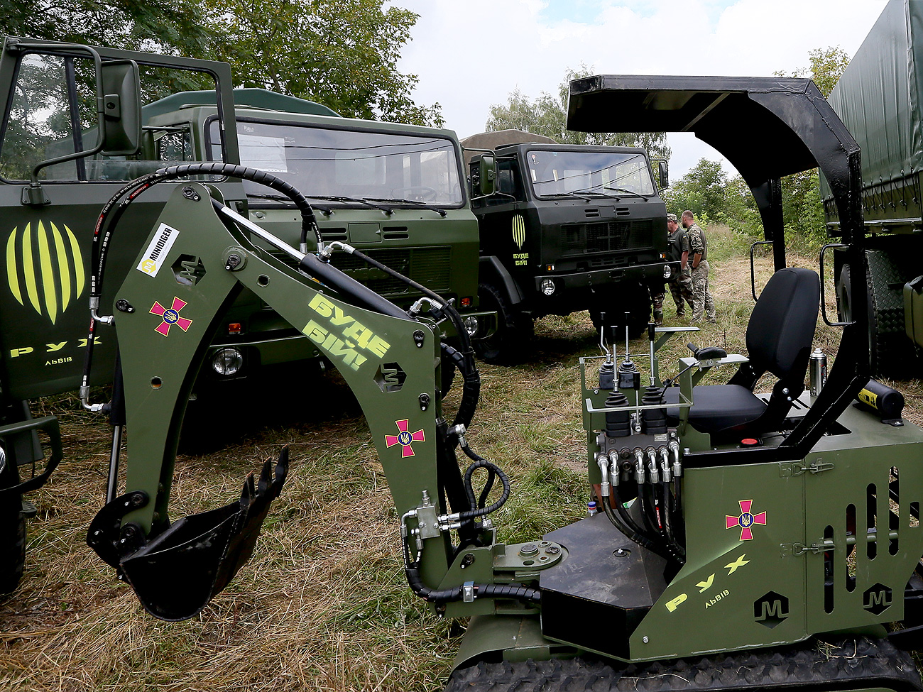 Козловський передав для ЗСУ 6 військових вантажівок