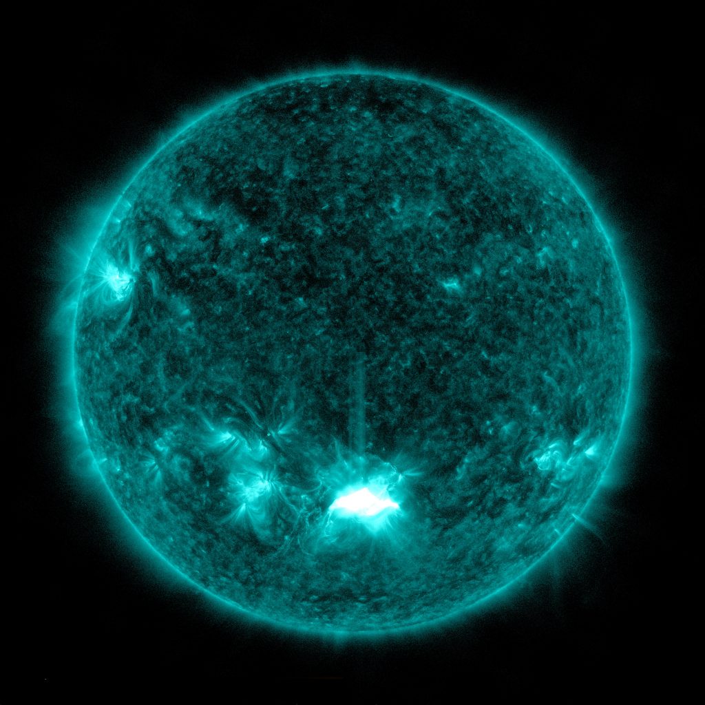 NASA показало самую мощную вспышку на Солнце 2021, вызвавшую сегодняшнюю магнитную бурю