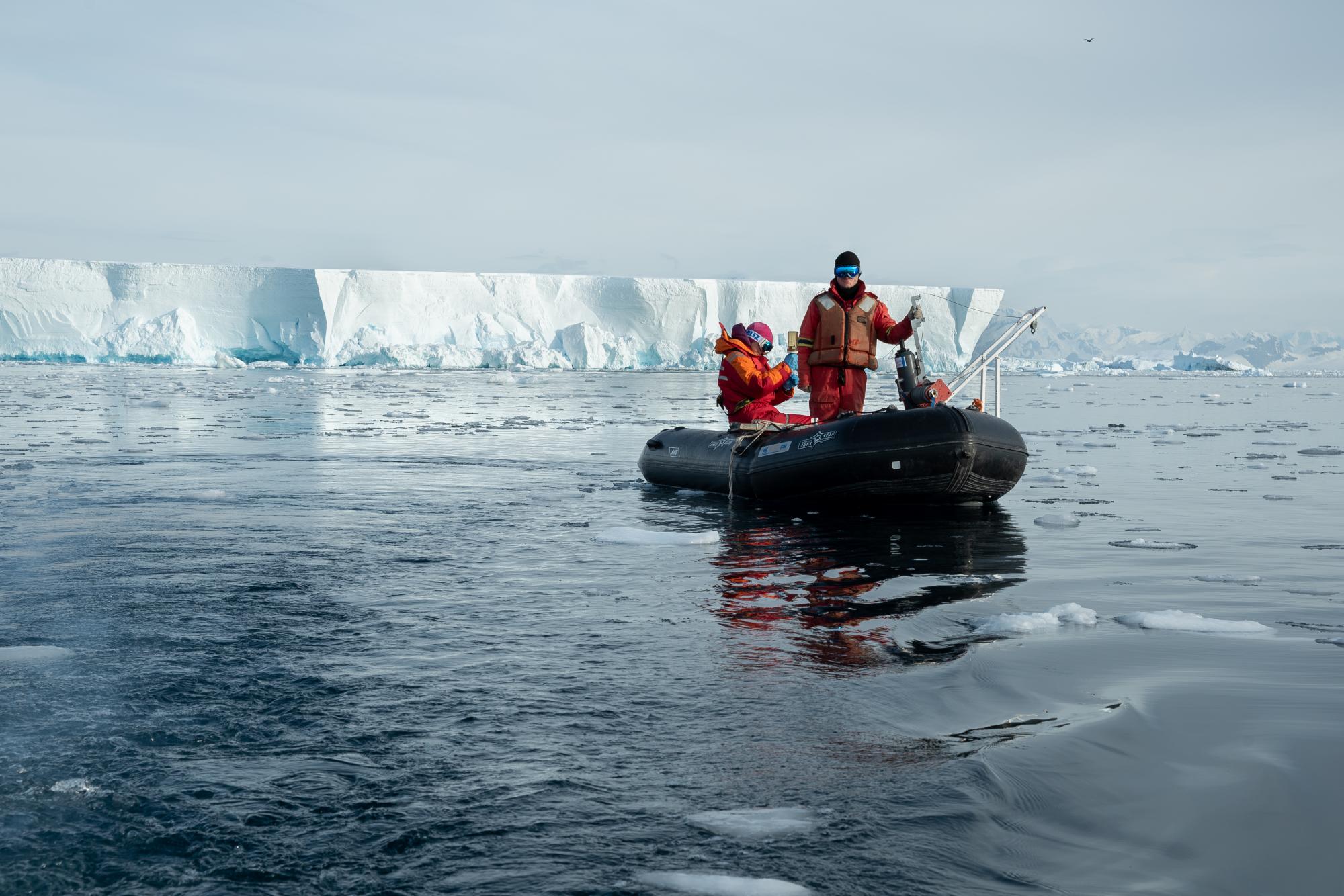 Футбол, гітара і тактика ведення бою. Як українські полярники відпочивають в Антарктиді