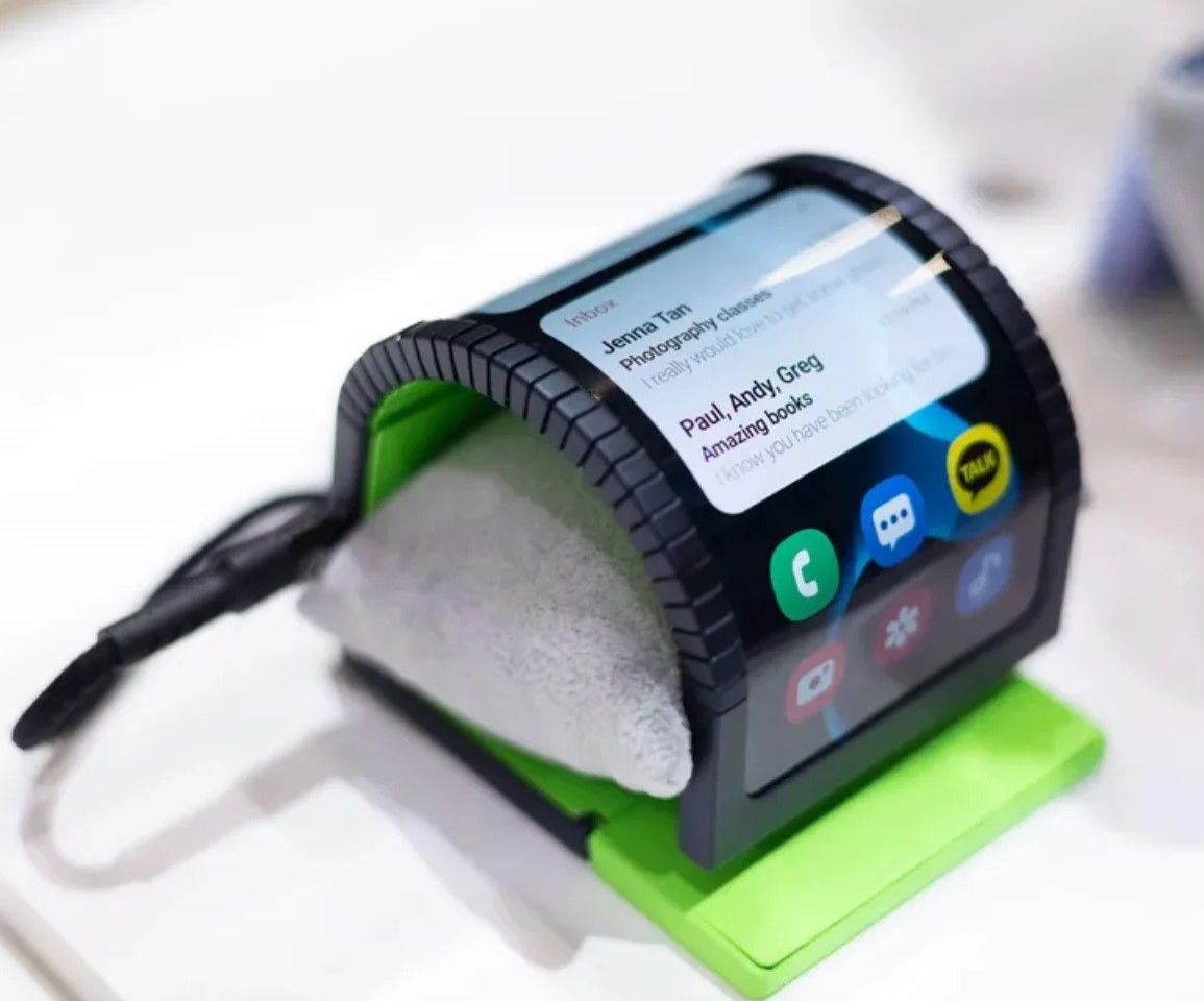 Можно носить как часы. Samsung представила концепт гибкого смартфона-браслета (фото)