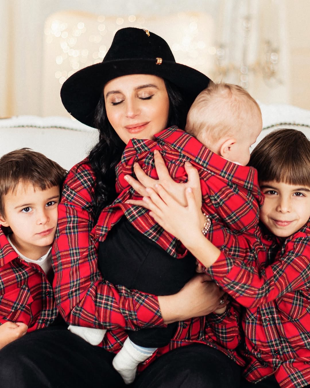 Сил и веры в светлое будущее: звезды поздравили украинцев с Новым годом-2025