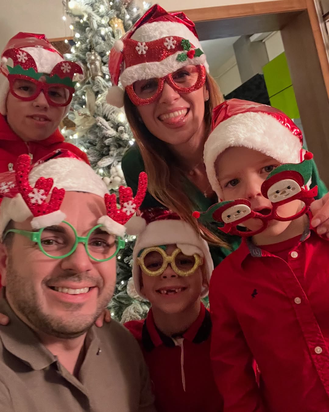 Сил и веры в светлое будущее: звезды поздравили украинцев с Новым годом-2025