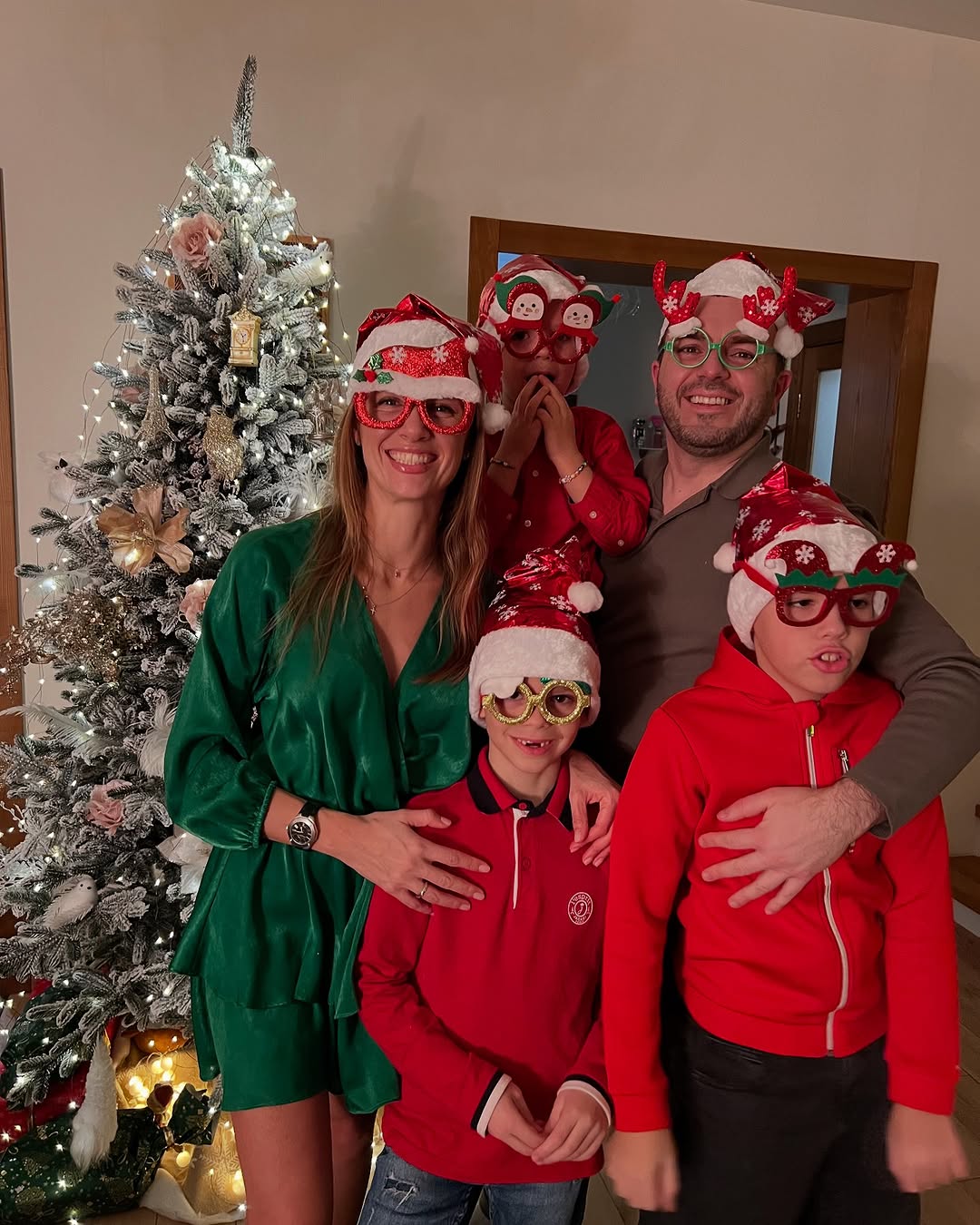 Сил и веры в светлое будущее: звезды поздравили украинцев с Новым годом-2025