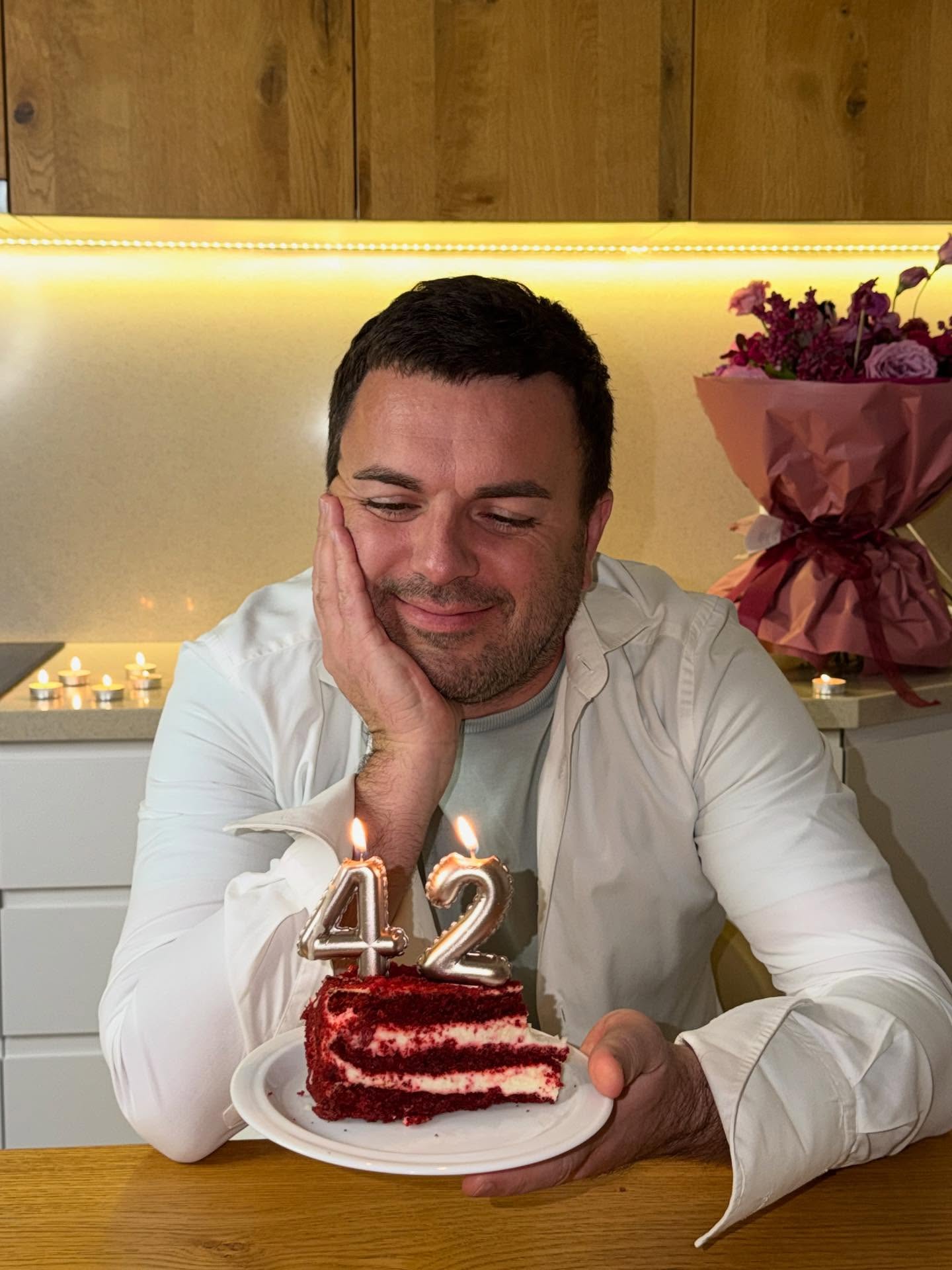 Григорий Решетник празднует 42-летие: как ведущего &quot;Холостяка&quot; поздравила жена (фото)