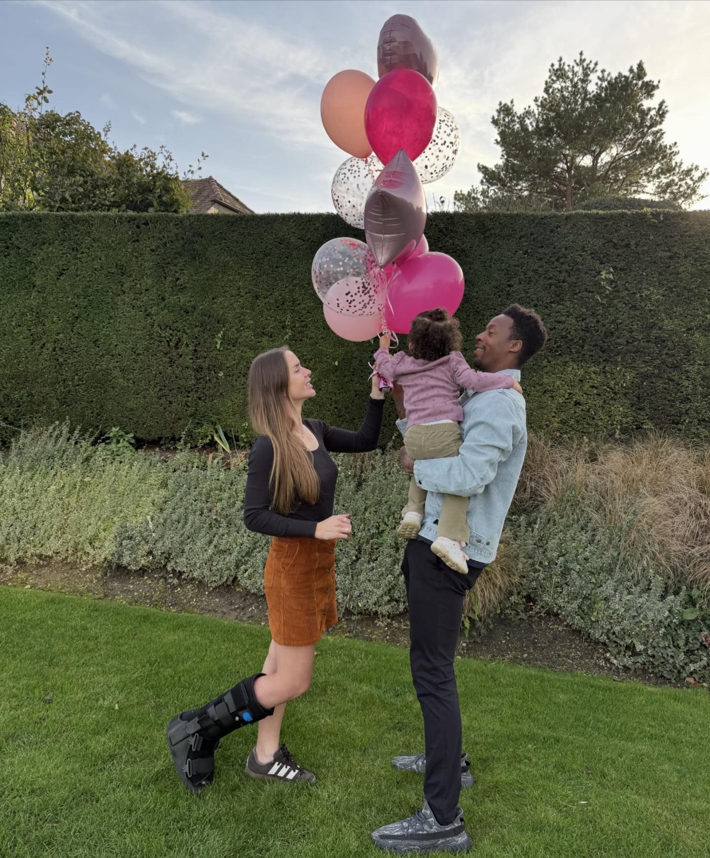 Два года объятия и любви: Свитолина показала редкое фото с дочерью и мужем