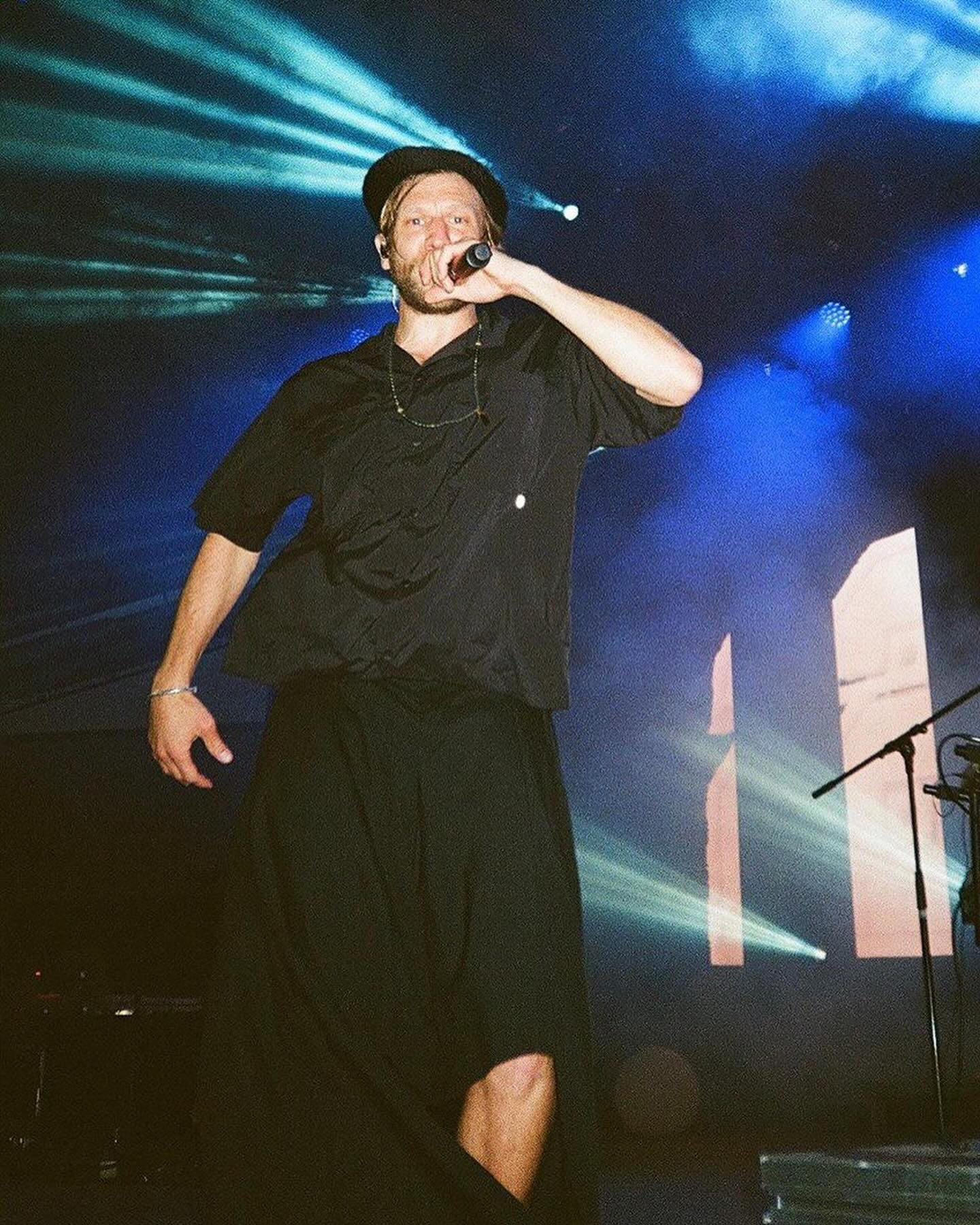 "Знаю, что я классный". Дорн, умалчивающий войну в Украине, вышел на связь с заявлением