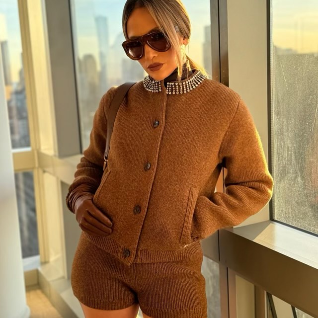 Мокачино с корицей. Дженнифер Лопес показала горячий осенний образ (фото)