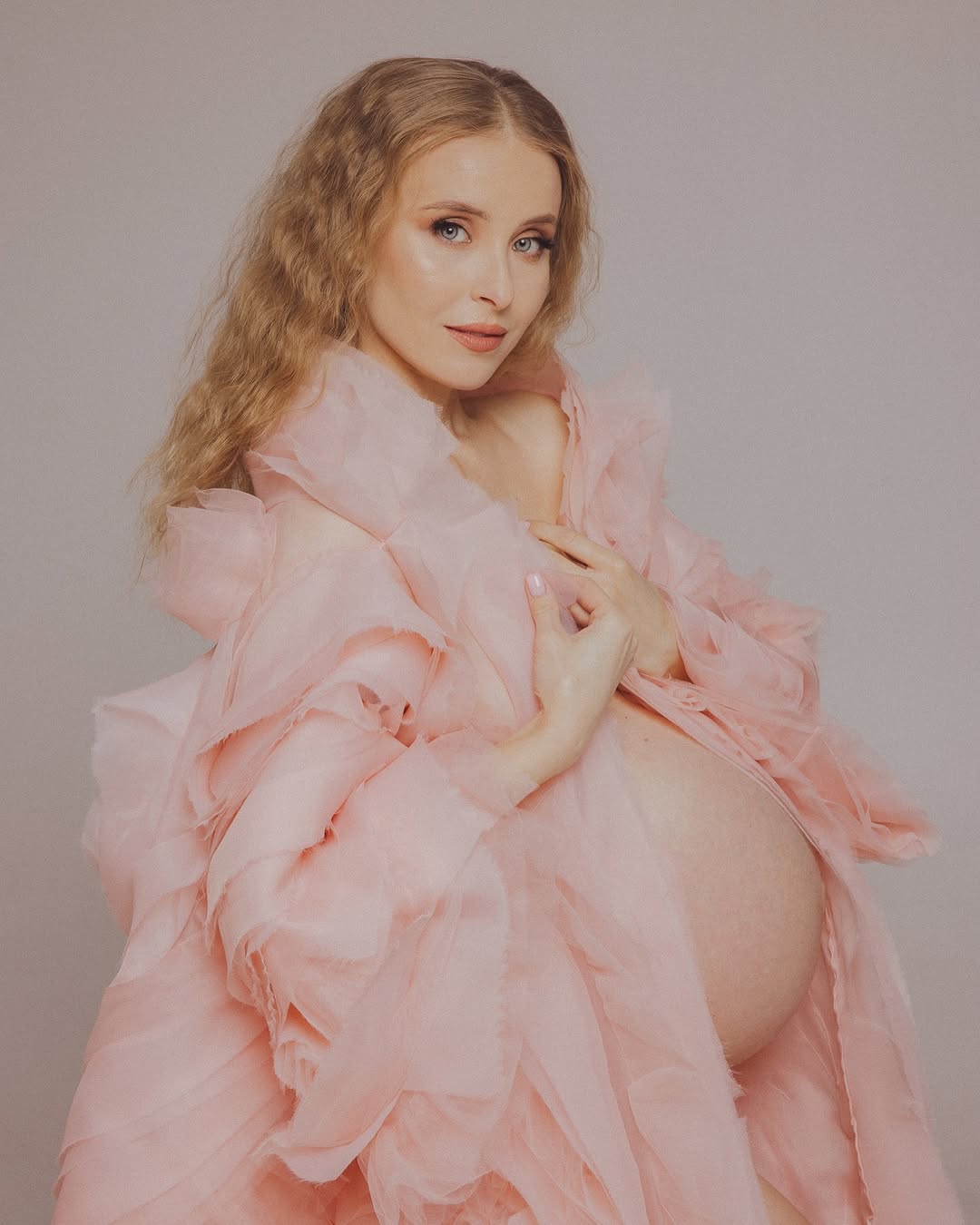 Звезда &quot;Крепостной&quot; во второй раз стала мамой и показалась в роддоме