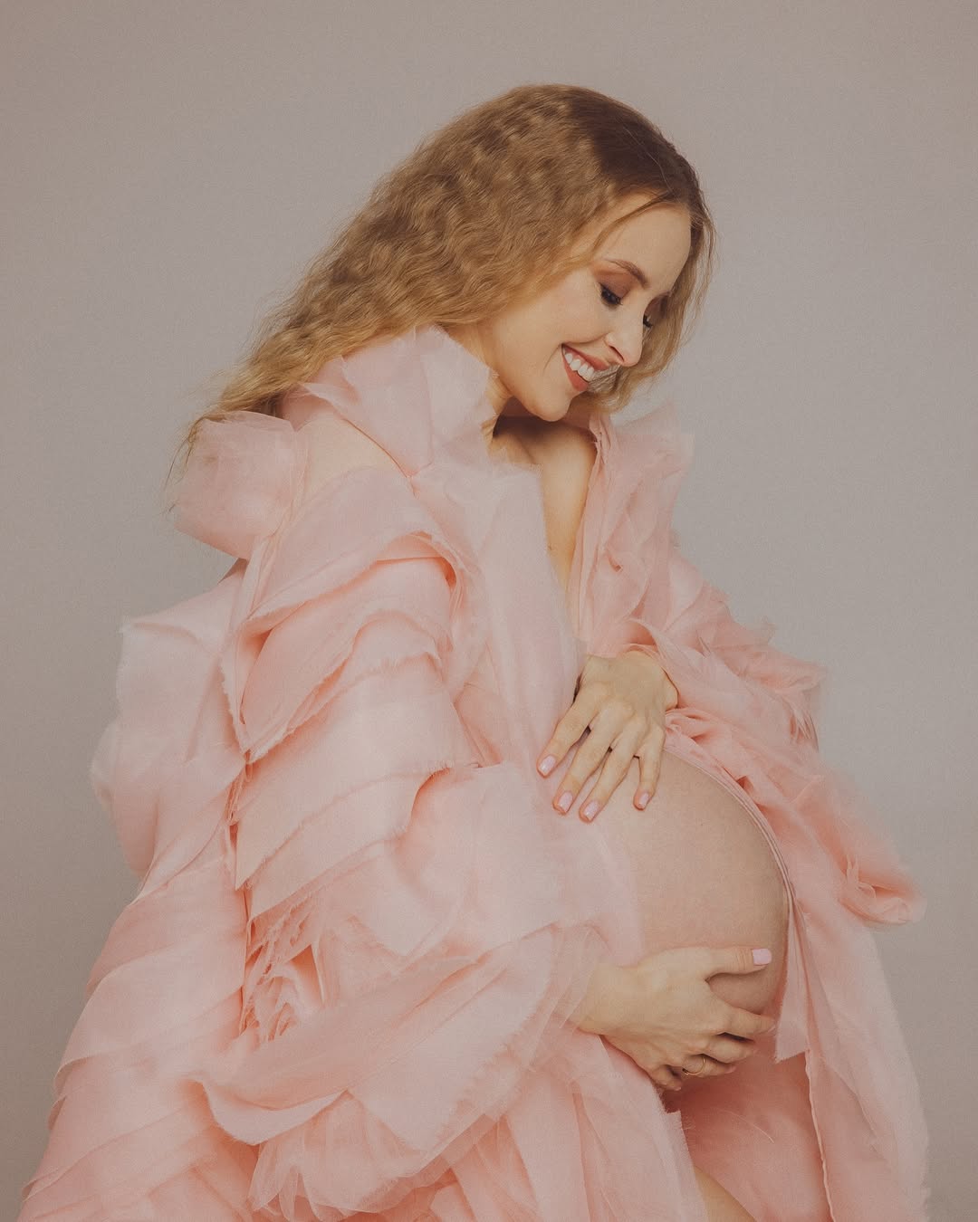 Звезда &quot;Крепостной&quot; во второй раз стала мамой и показалась в роддоме