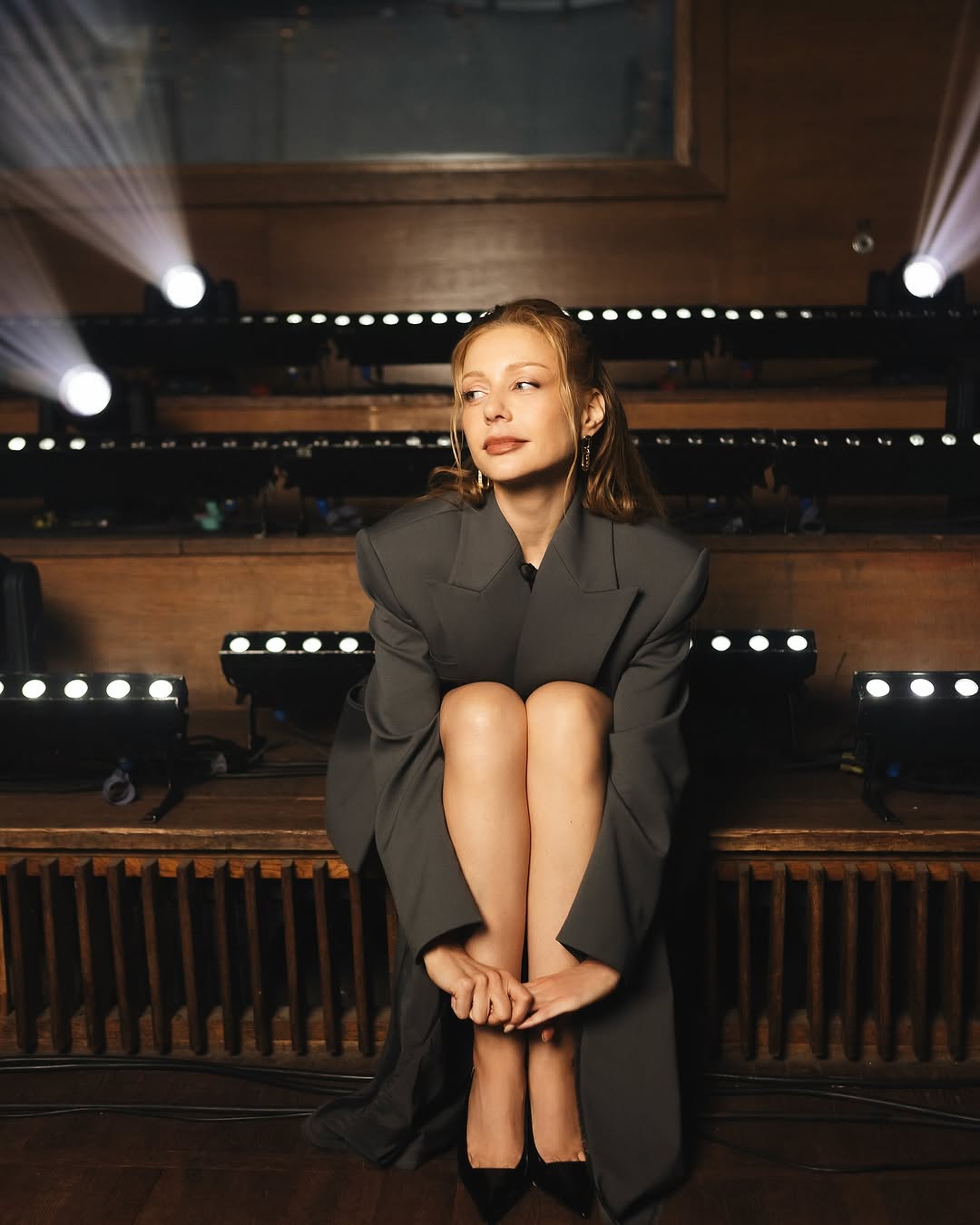 В топе и спортивных штанах: 39-летняя Тина Кароль похвасталась идеальным прессом