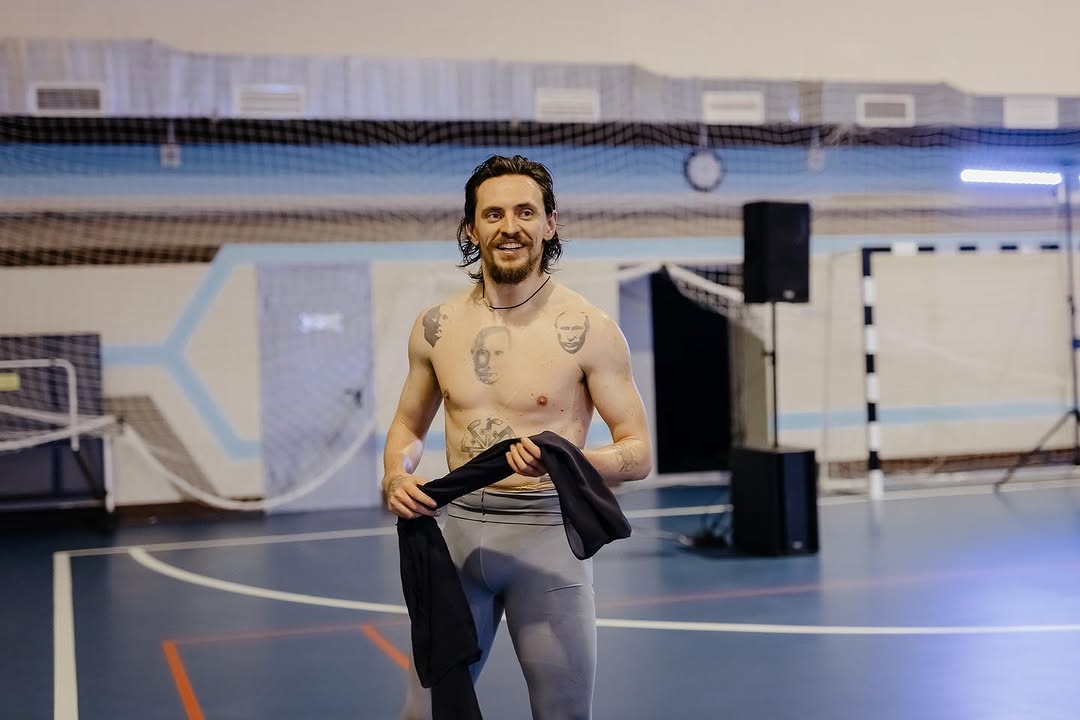 Скандальний танцюрист Полунін, який набив на грудях тату Путіна, втік з РФ