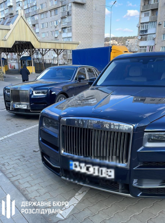 ДБР конфіскувало на митниці елітні автомобілі високопосадовця Росії