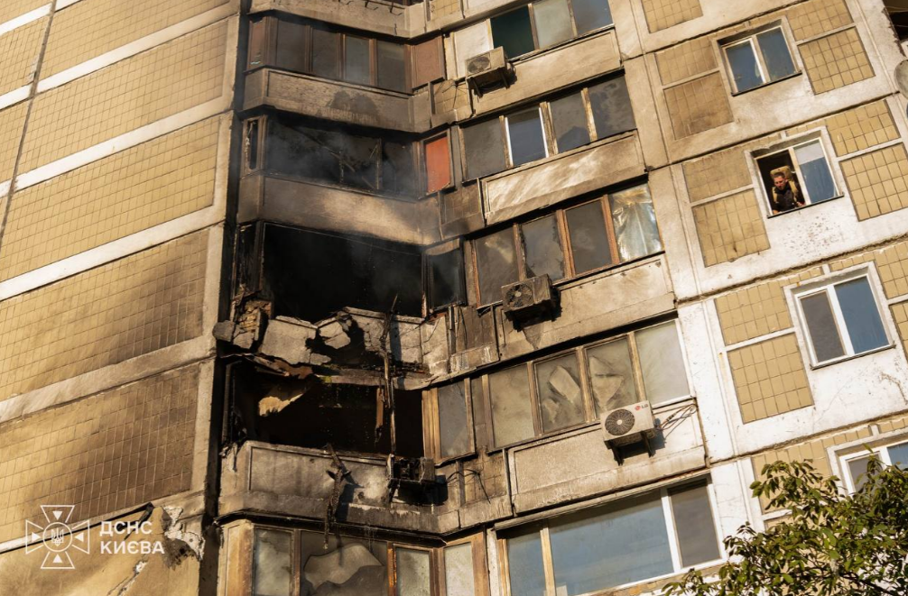 Рятувальники показали наслідки нових ударів Росії по Києву (фото та відео)