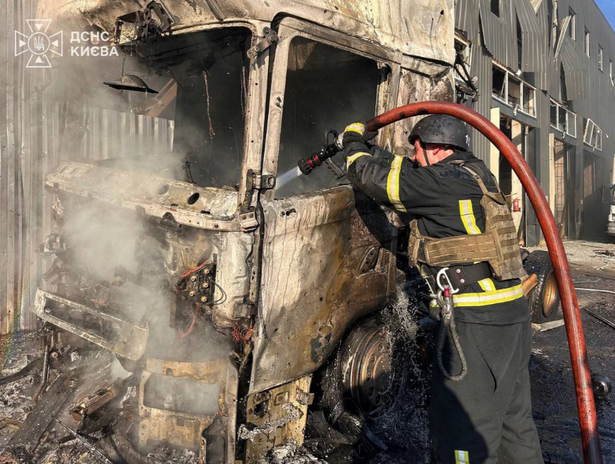 Рятувальники показали наслідки нових ударів Росії по Києву (фото та відео)
