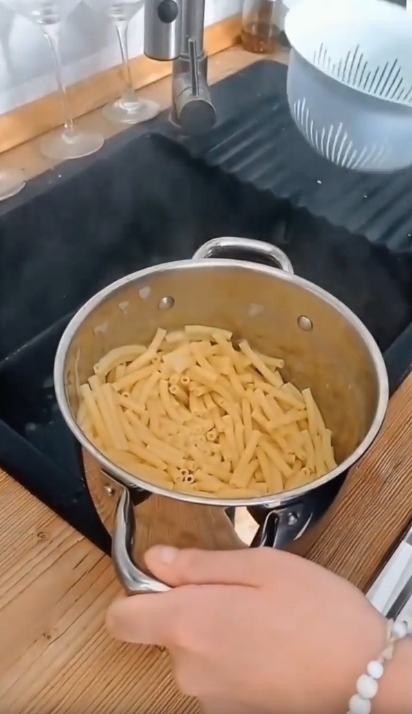 Припиніть так зливати макарони. Помилка, яку роблять майже всі