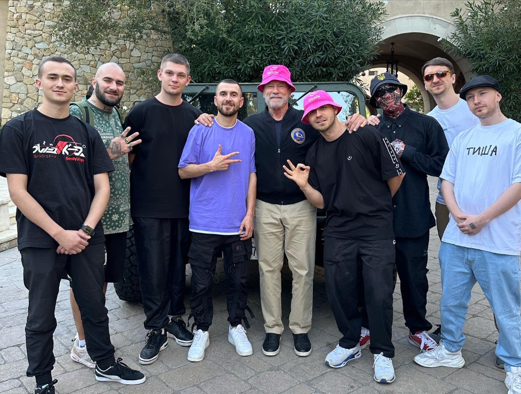 Арнольд Шварценеггер встретился Kalush Orchestra и примерял розовую панаму (фото)