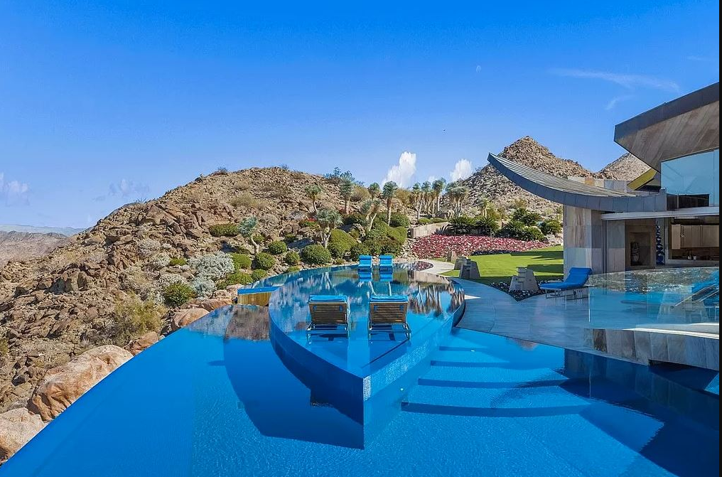 Рай за 50 мільйонів: на продаж виставлено особняк з автомузеєм та акваріумом з акулами