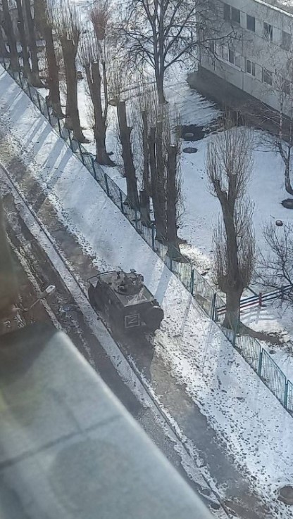 Українці зупиняють танки і палять ворожу техніку коктейлями "Молотова": відео та фото