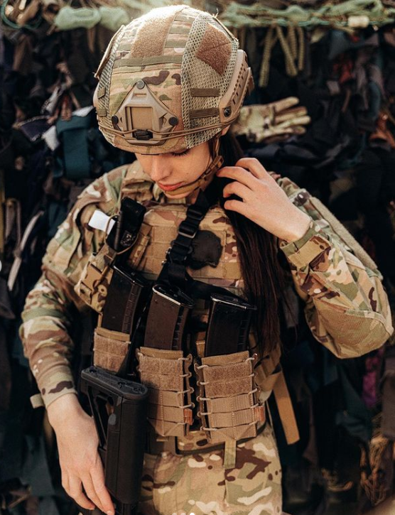 Молода захисниця рятує життя на фронті і підкорює красою мережу: фото &quot;української Лари Крофт&quot;