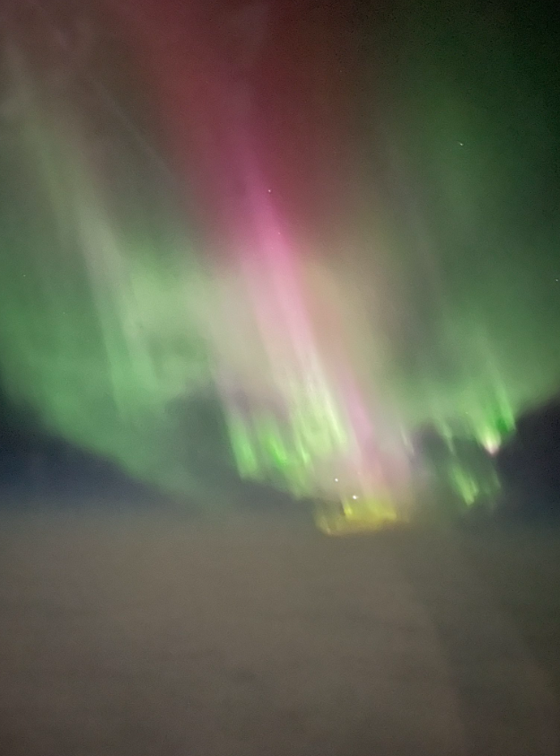 Заради приголомшливого полярного сяйва пілот розвернув літак на 360 градусів: ось як воно виглядає