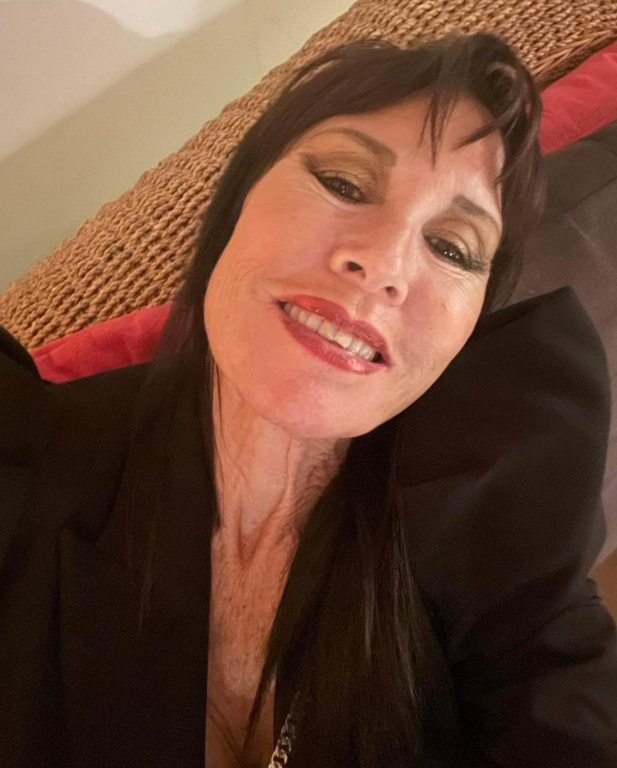 74-річна жінка каже, що не старіє, хоч щовечора випиває пляшку вина: як виглядає красуня