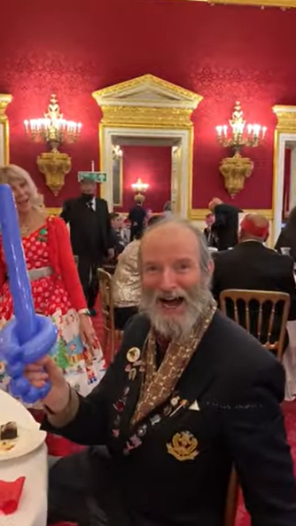 Появились фото и видео с Рождественской вечеринки королевской семьи, которая проводится 100 лет подряд