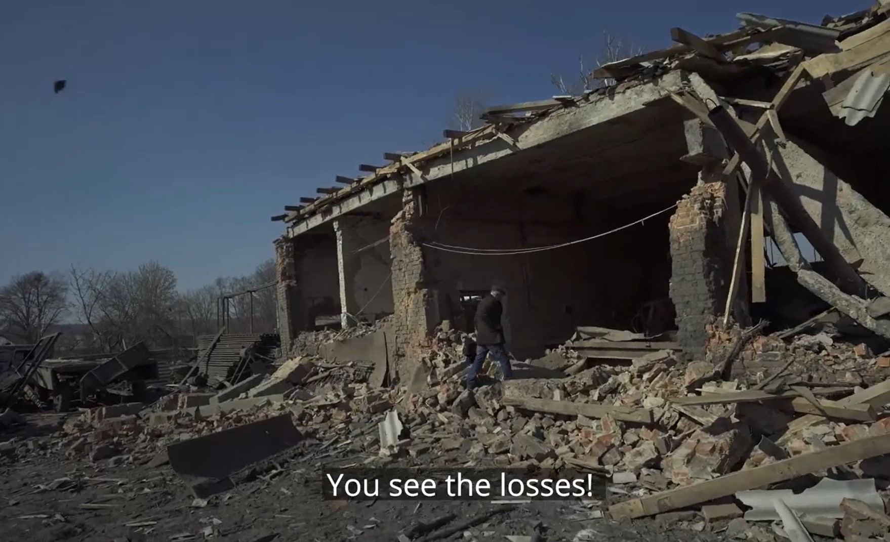 "Пришли спасатели и забрали все": смотрите, как живут люди в разбомбленной Боромле под Сумами