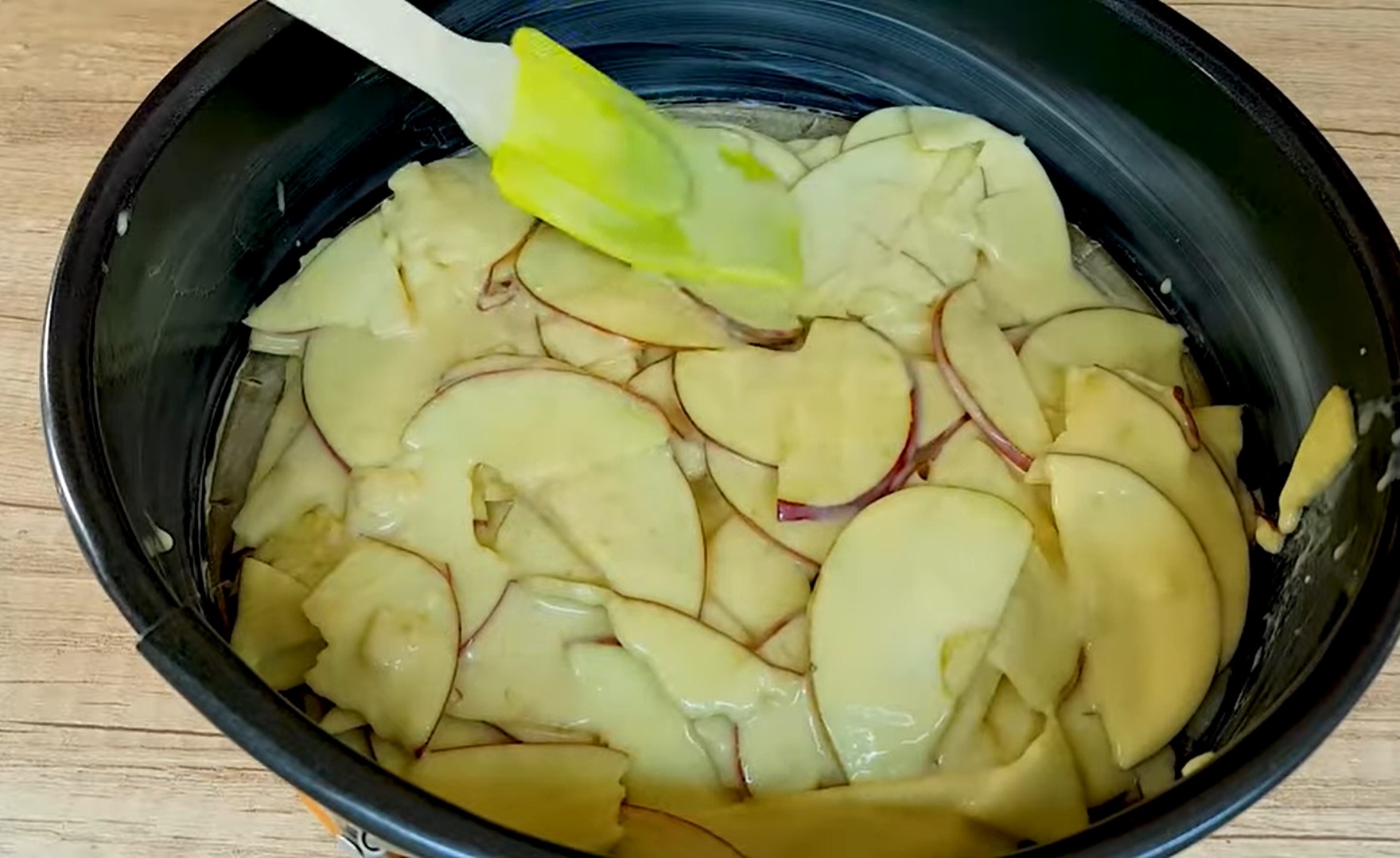 Французький яблучний пиріг, в якому яблук більше, ніж тіста: простий рецепт