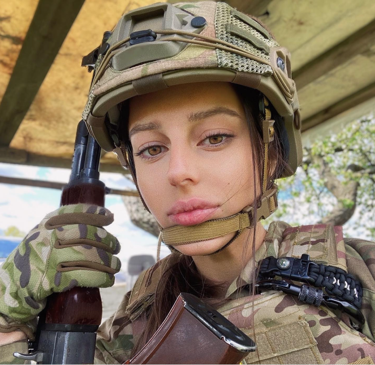 Молода захисниця рятує життя на фронті і підкорює красою мережу: фото &quot;української Лари Крофт&quot;