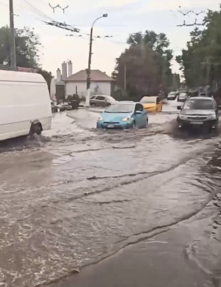 Раптова залпова злива затопила вулиці Одеси: негода готує новий "сюрприз"