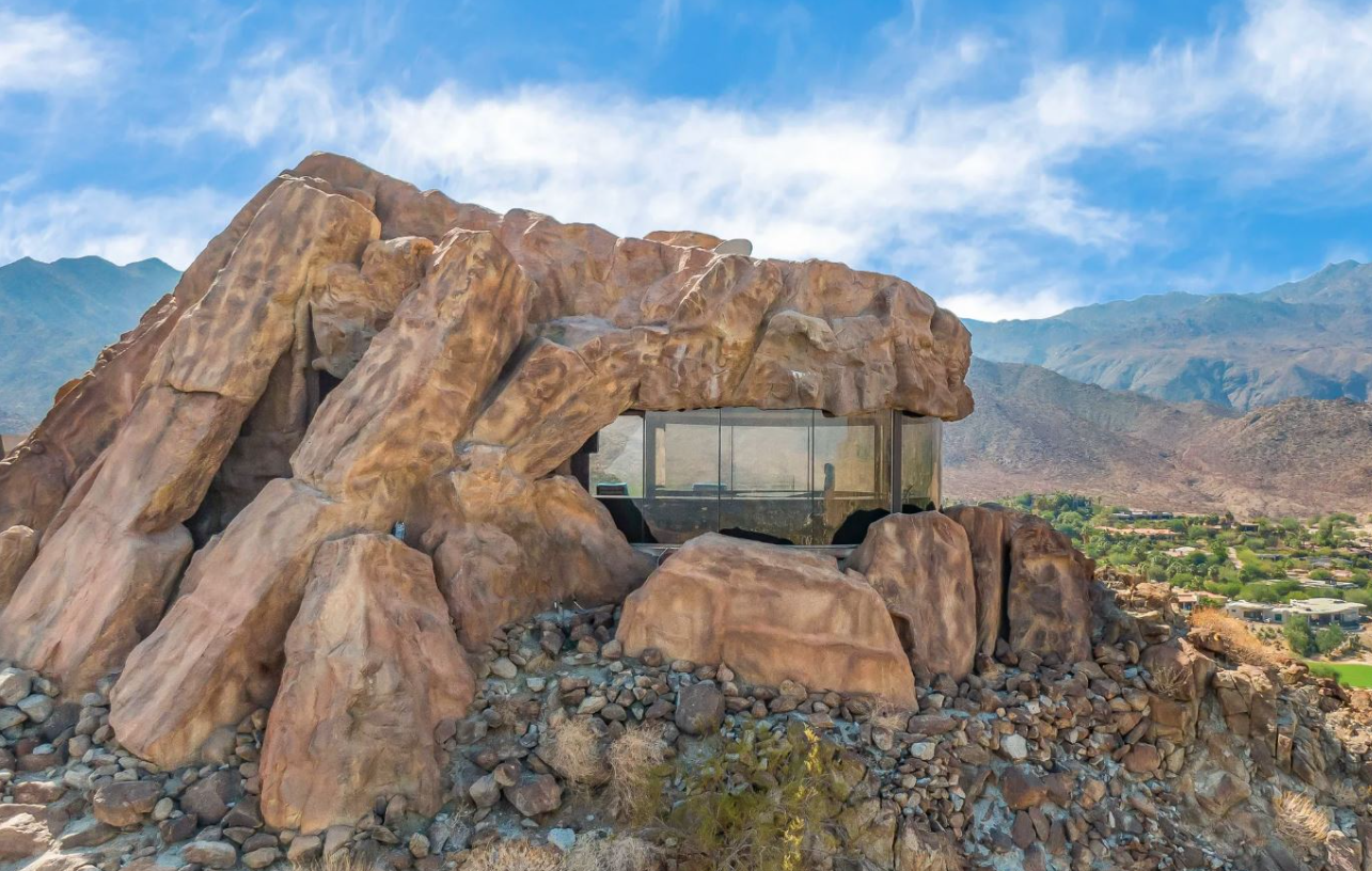 Рай за 50 миллионов: на продажу выставлен особняк с автомузеем и аквариумом с акулами