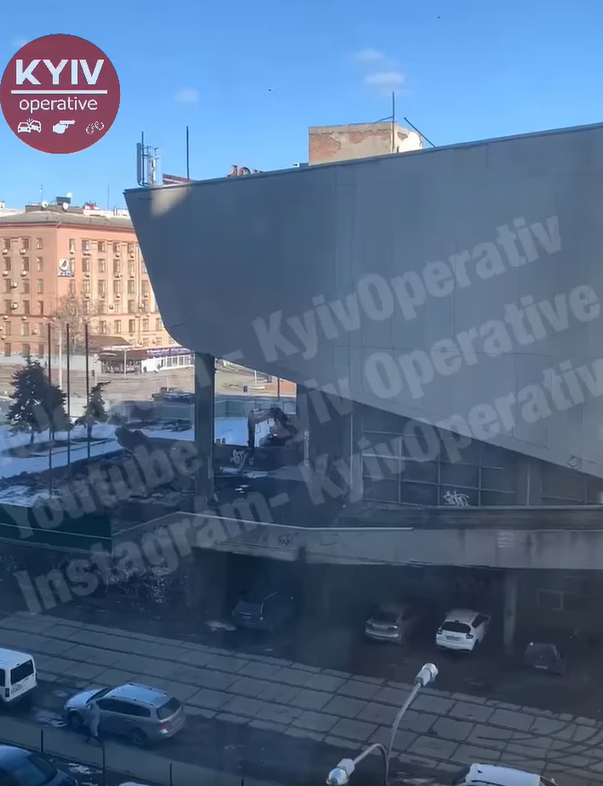 Знаменитый киевский кинотеатр разваливается на глазах: облицовка крушит авто под зданием (видео)