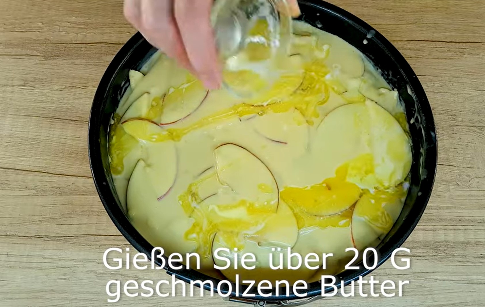 Французький яблучний пиріг, в якому яблук більше, ніж тіста: простий рецепт