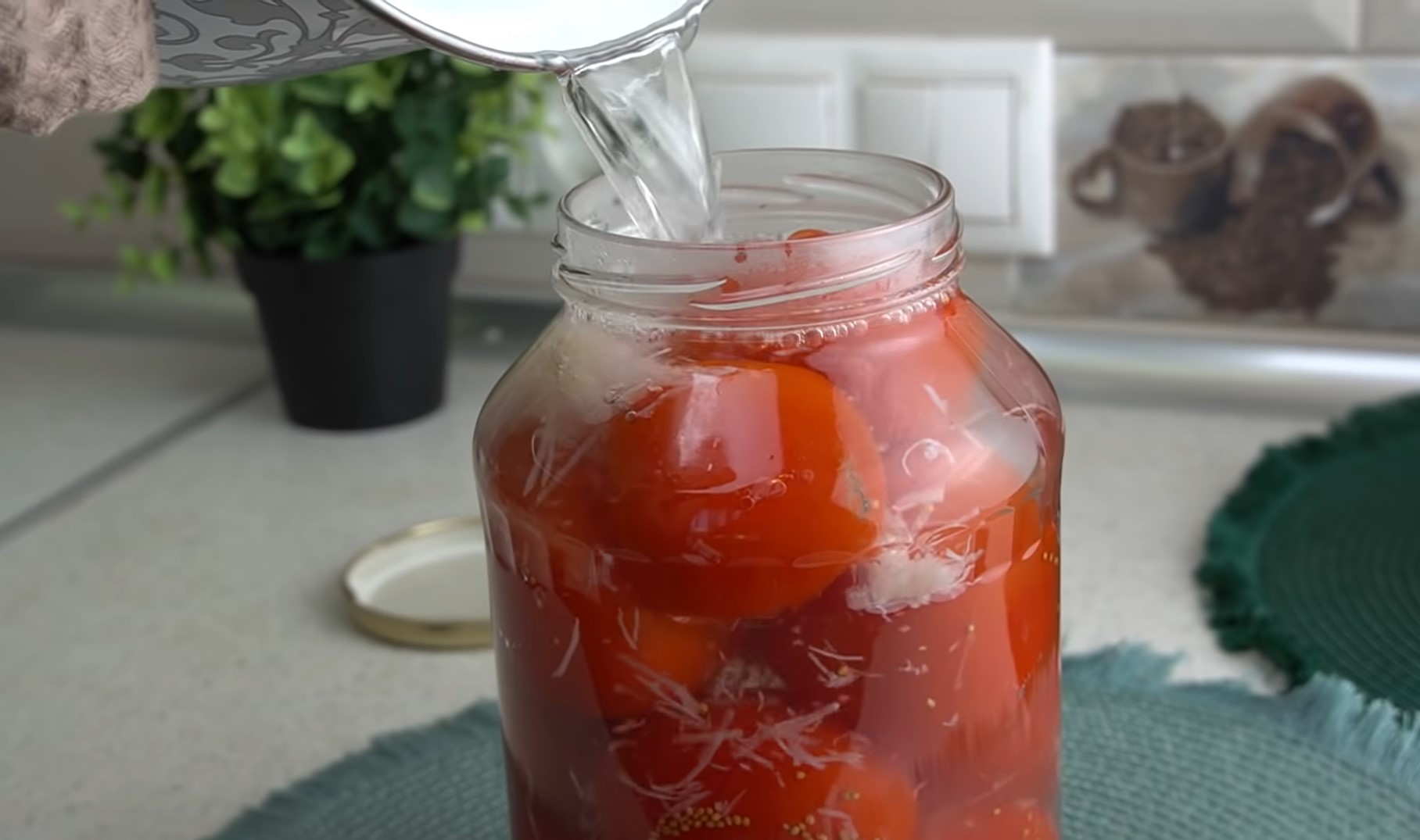 Помидоры "в снегу" без варки и стерилизации: даже бабушки удивляются такой консервации!