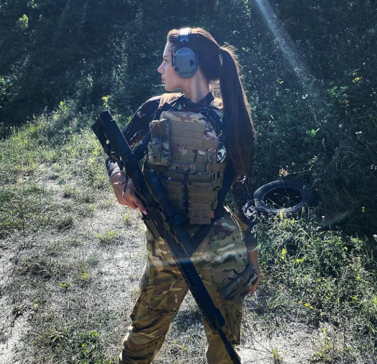 Молода захисниця рятує життя на фронті і підкорює красою мережу: фото &quot;української Лари Крофт&quot;
