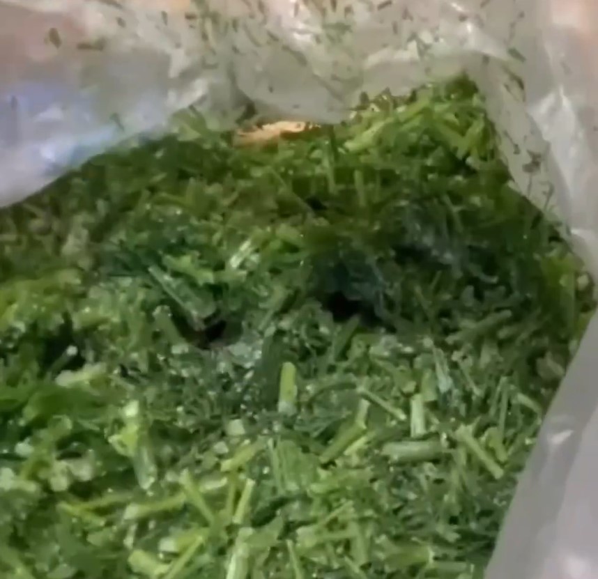 Как заморозить укроп, чтобы он не превратился в кашу: простой лайфхак