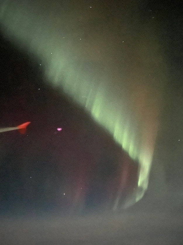 Заради приголомшливого полярного сяйва пілот розвернув літак на 360 градусів: ось як воно виглядає