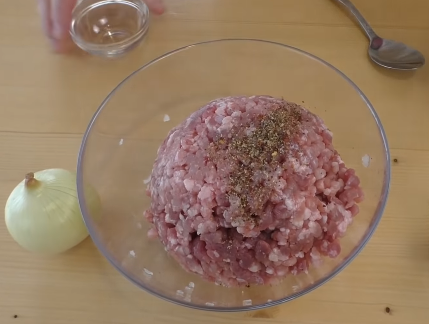 Рецепт м'ясних соковитих слойок, які гості зметуть зі столу за 5 хвилин