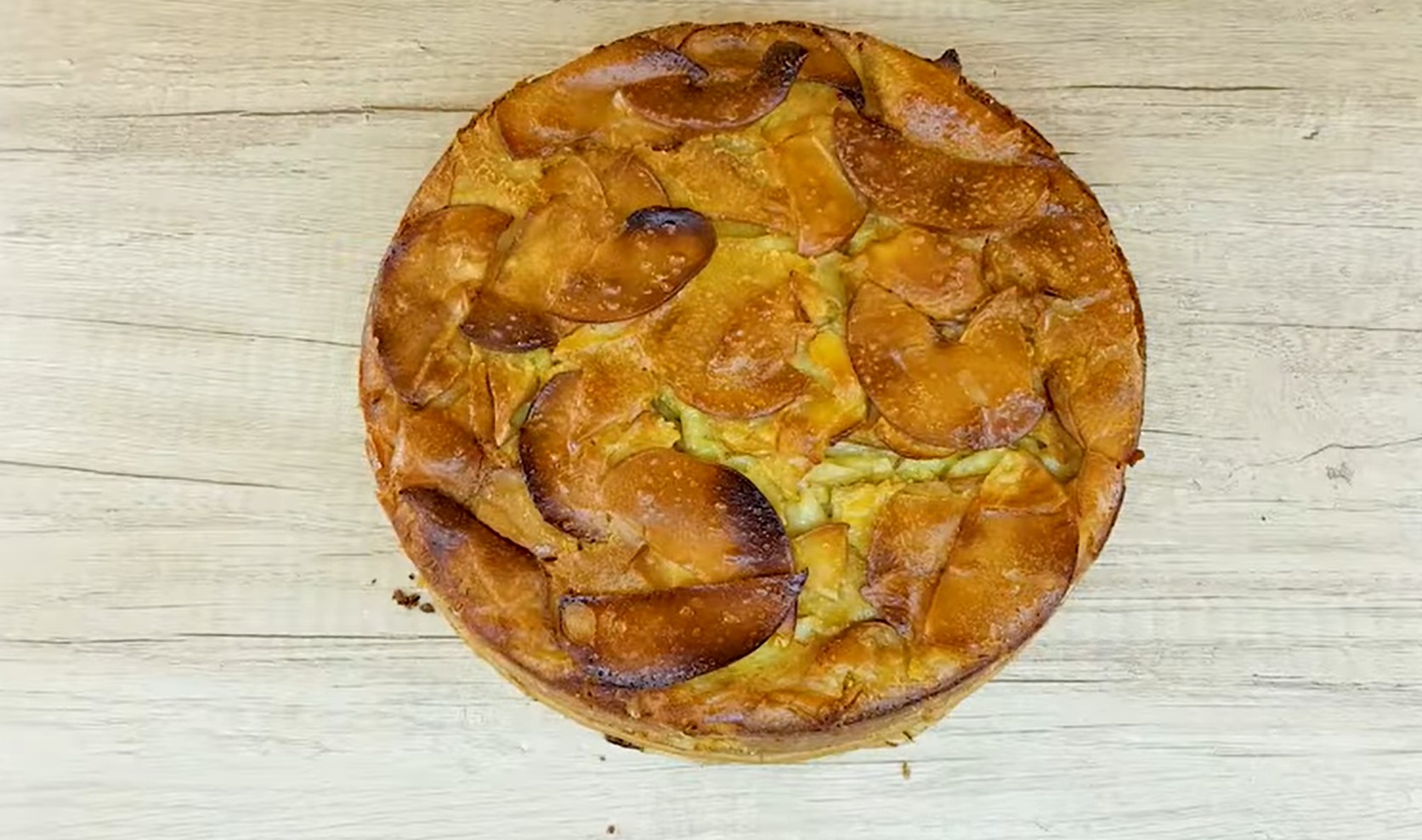 Французький яблучний пиріг, в якому яблук більше, ніж тіста: простий рецепт