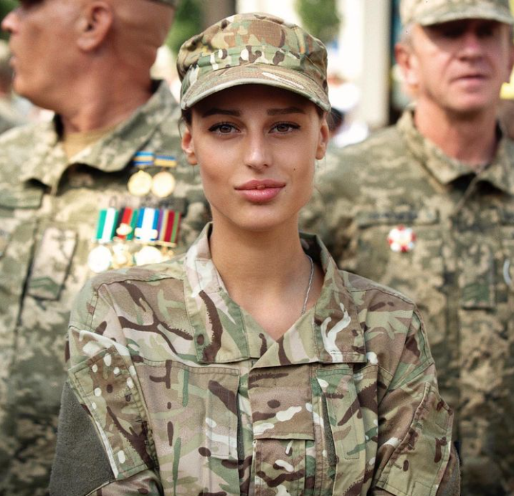 Молода захисниця рятує життя на фронті і підкорює красою мережу: фото &quot;української Лари Крофт&quot;