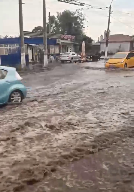 Раптова залпова злива затопила вулиці Одеси: негода готує новий "сюрприз"