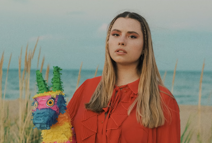 Львовская певица в красивом видео показала мирный берег Черного моря и луна-парк в Затоке