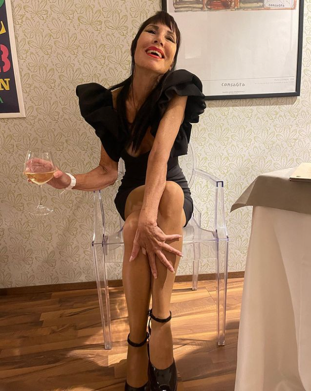 74-річна жінка каже, що не старіє, хоч щовечора випиває пляшку вина: як виглядає красуня