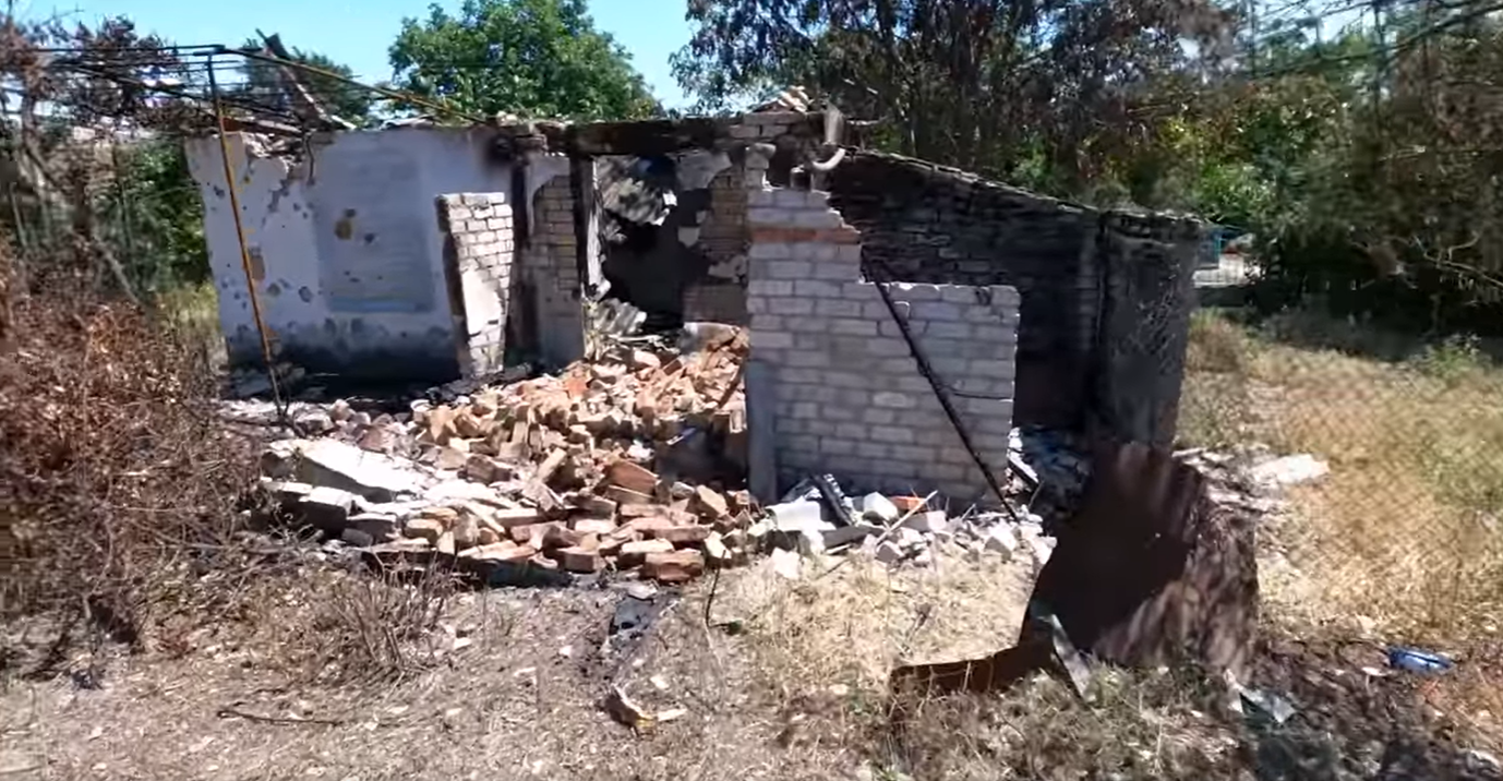 Украинский воин показал на видео выжженное вымершее село - следы прихода "русского мира"