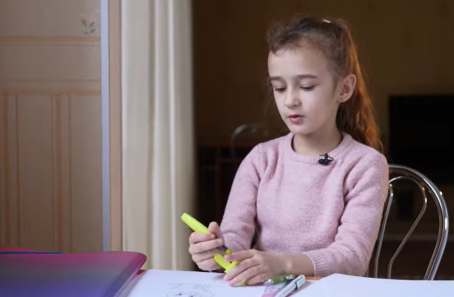 7-летняя украинка купила для воинов ВСУ 4 авто, дроны и Starlink, делая веночки (видео и фото)