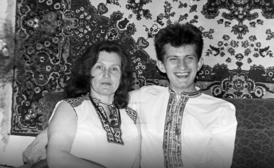 Згадуємо Кузьму: 20 старих фотографій культового музиканта зі сім'єю, друзями й гуртом