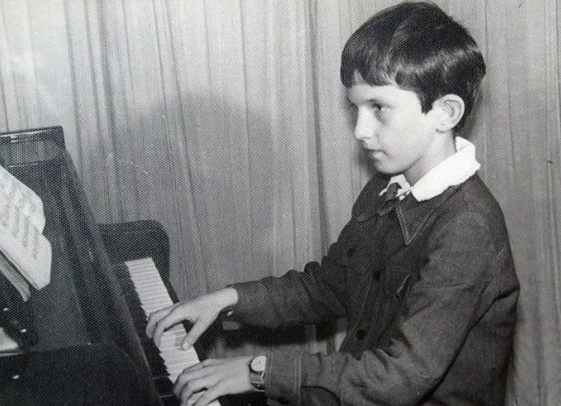 Згадуємо Кузьму: 20 старих фотографій культового музиканта зі сім'єю, друзями й гуртом