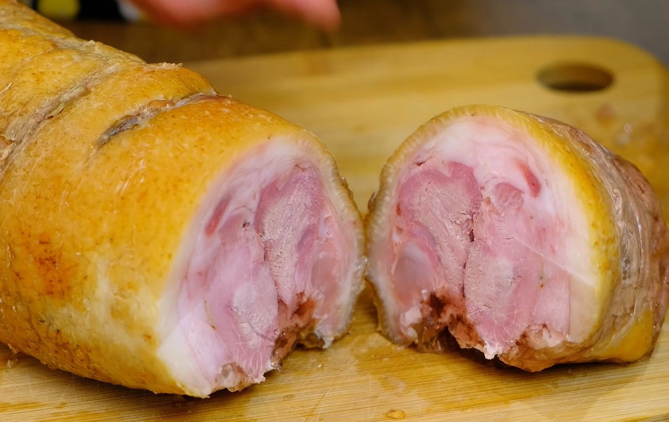 Смачна шинка зі свинячої рульки: готуємо просто, швидко і недорого